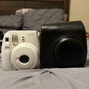 White Instax Mini 9 Polariod camera w/ black crossbody case